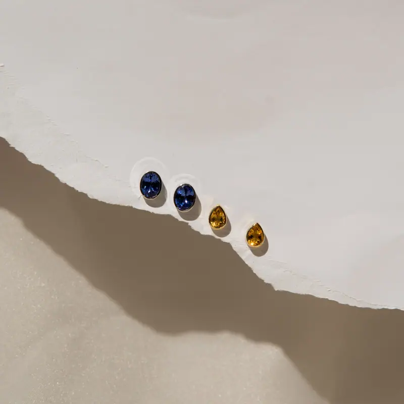 Pedras de safira e citrino da Eternity sobre papel artesanal