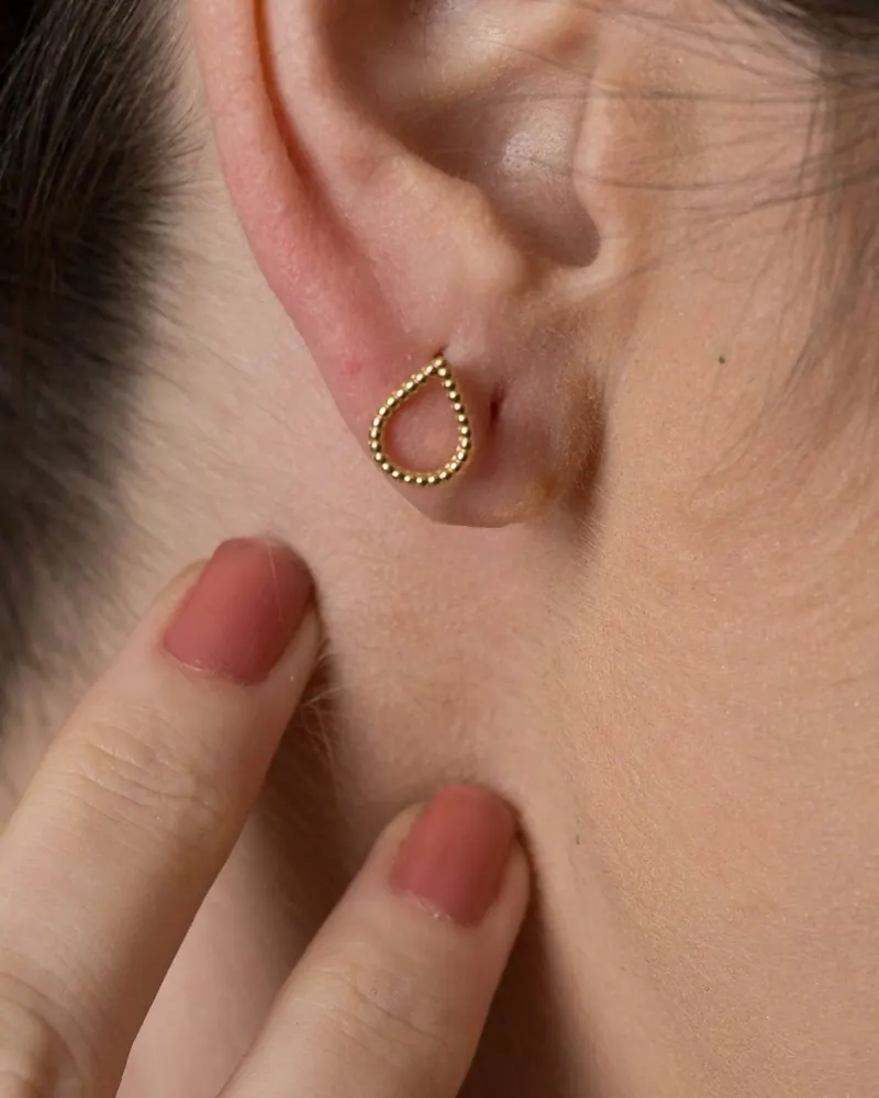 Brinco Gota Vazada Pequena, joia em ouro 18k